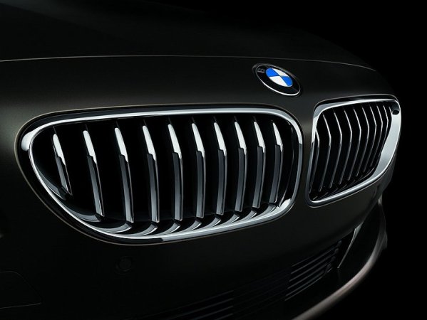 Капот автомобиля бренда BMW