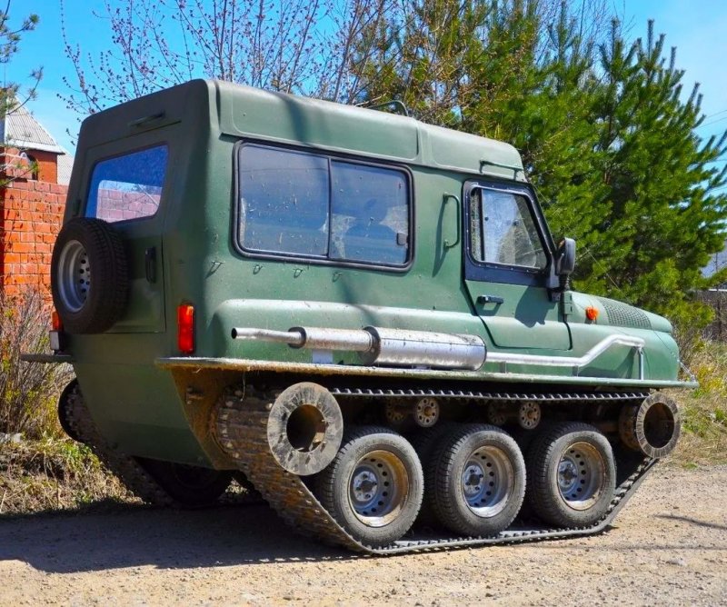 «Беспомощный танк»: Тюнингованный УАЗ «Хантер» на гусеницах не оценили россияне