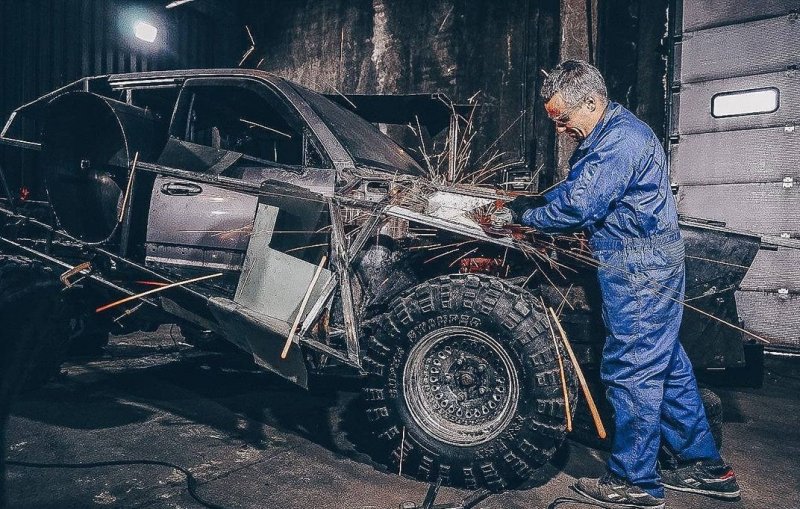 Купе апокалипсиса из Toyota Land Cruiser 100: Брутальная самоделка от россиянина покорила Сеть