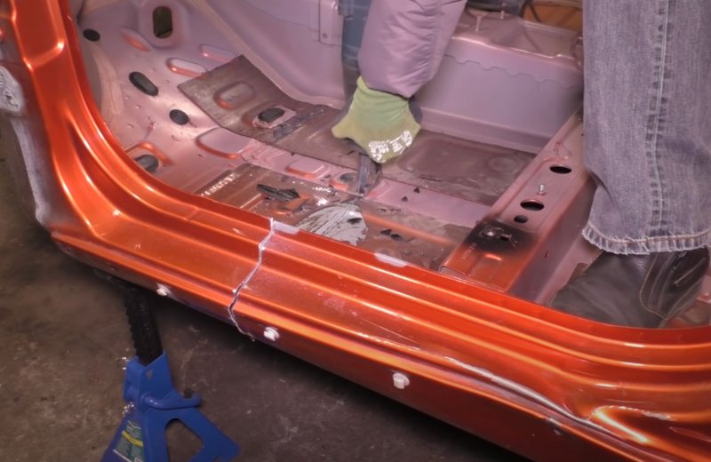 Инженер отсылался на фрагмент ролика с распилом LADA Vesta. Кадр: YouTube-канал «В гараже у Сандро»