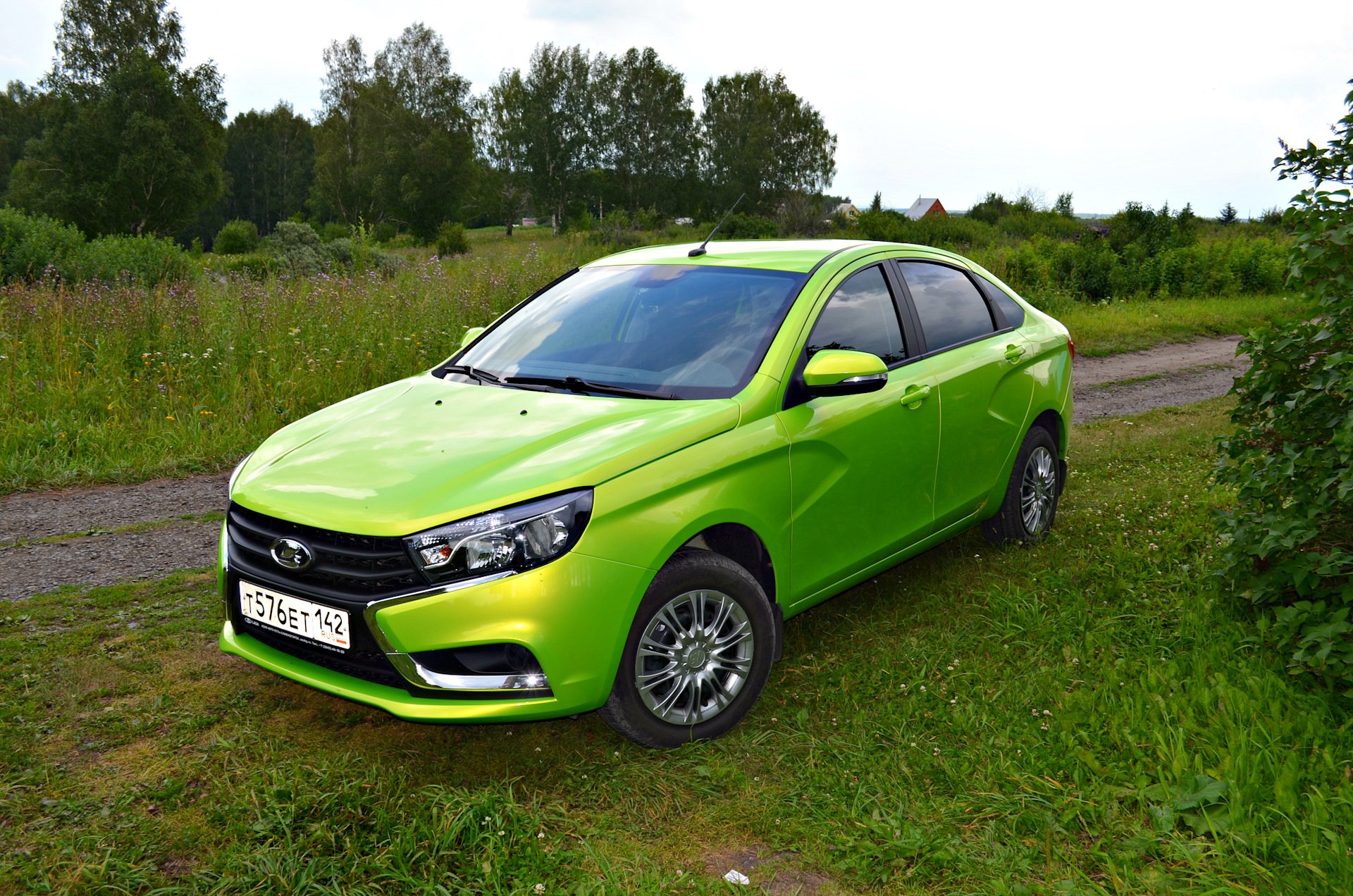 Зелёный — хит сезона: LADA Vesta в цвете «Лайм» рискует вернуться на рынок