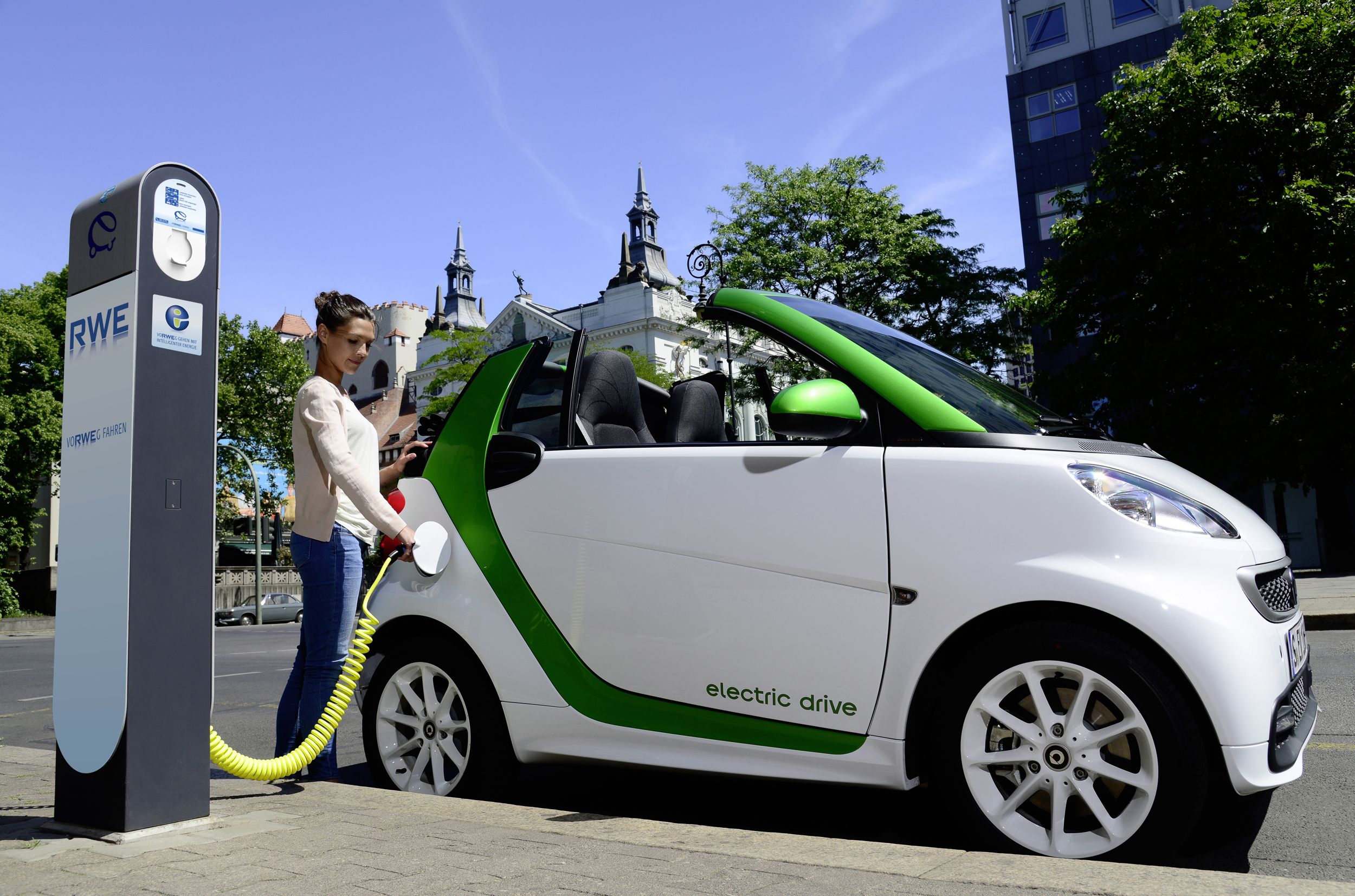 Электронные машины автомобили. Smart Fortwo Electric Drive. Электроавтомобиль Eco. Электромобиль будущего. Автомобиль на электричестве.